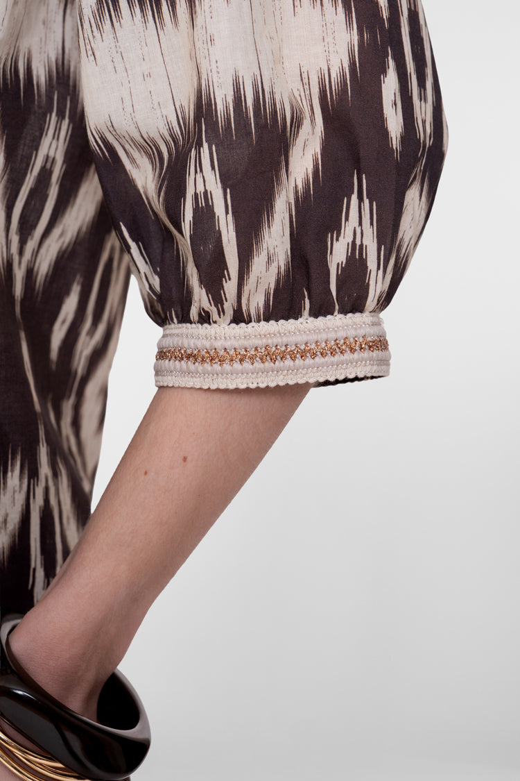 Geisha blouse met aztekprint en sierlijke tape detail