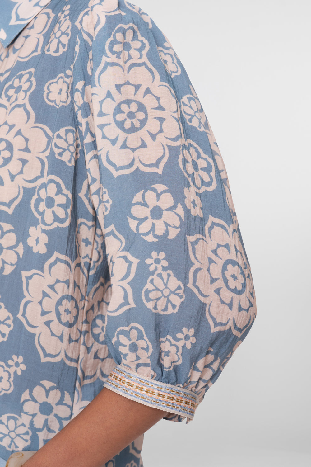 Geisha blouse met bloemenprint en subtiele pofmouw