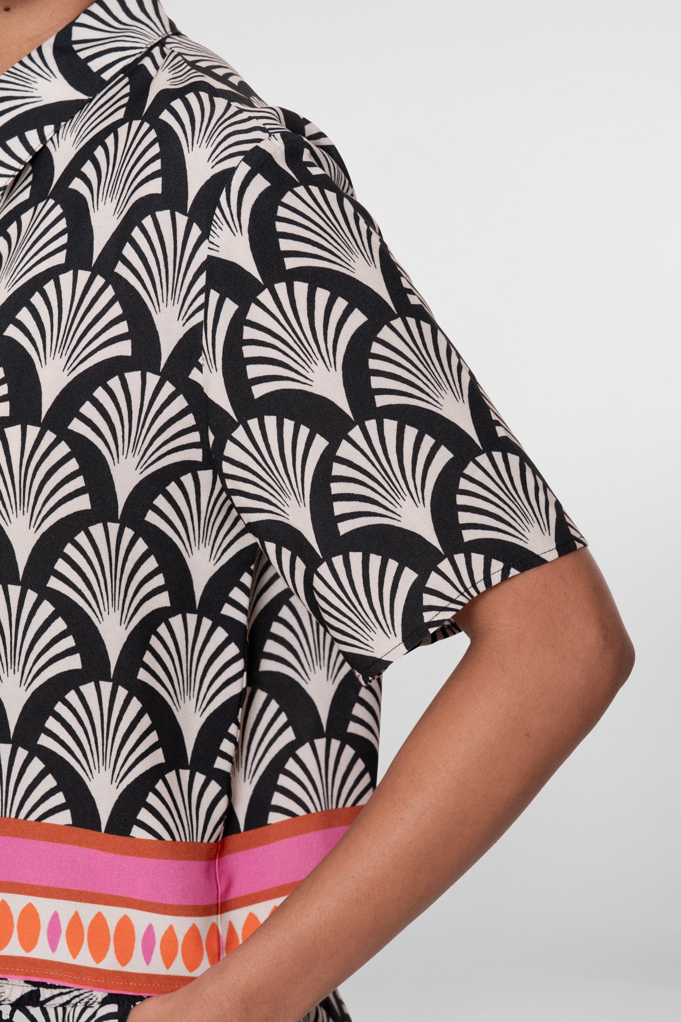 Geisha blouse met grafische print en contrasterende zoom