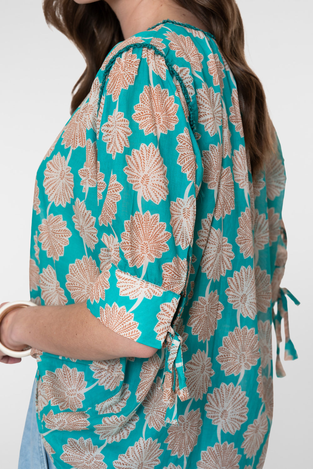 Geisha blouse aqua met sierlijke bloemenprint
