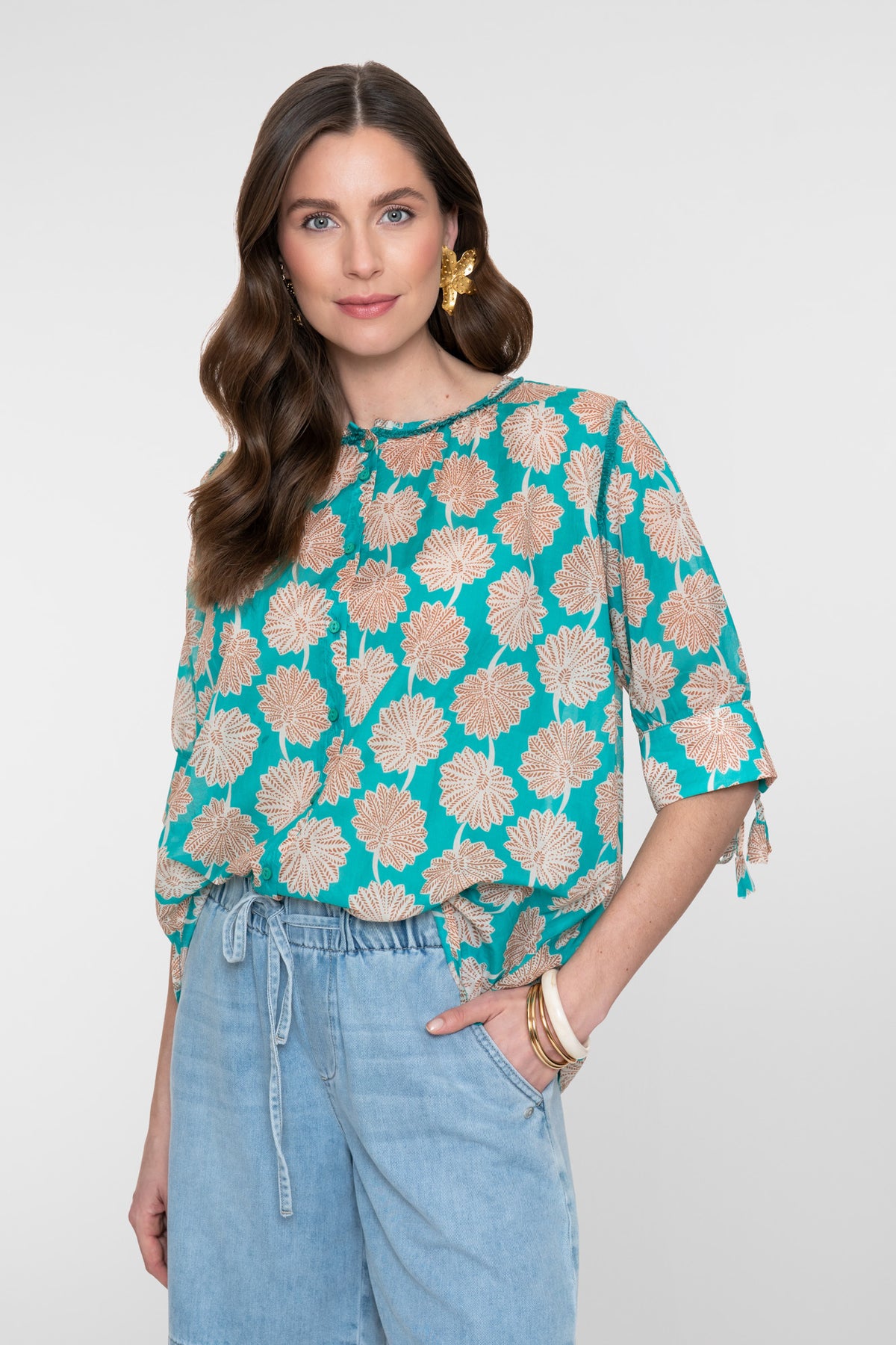 Geisha blouse aqua met sierlijke bloemenprint – Shop de look