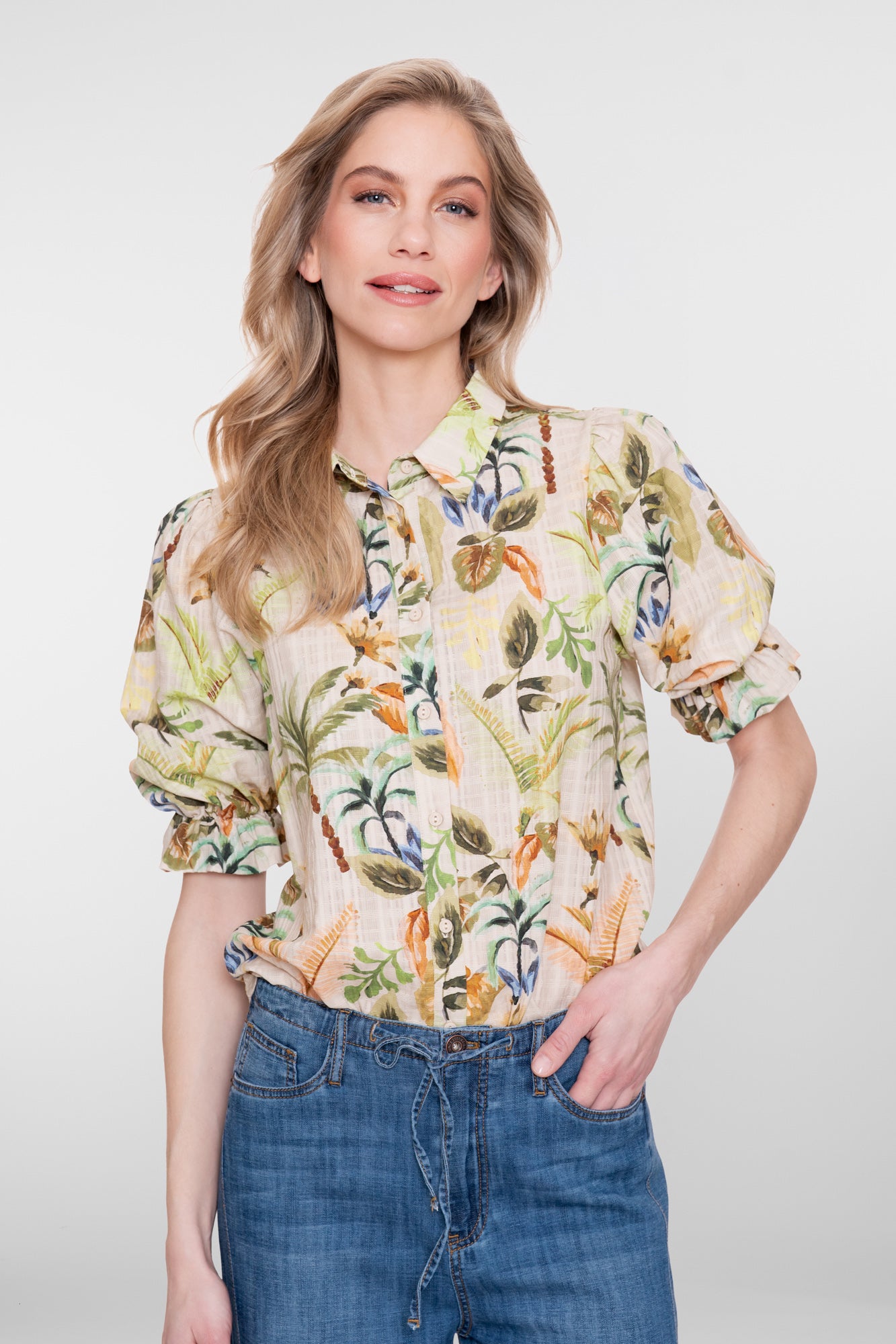 Geisha blouse met tropische print en pofmouwen
