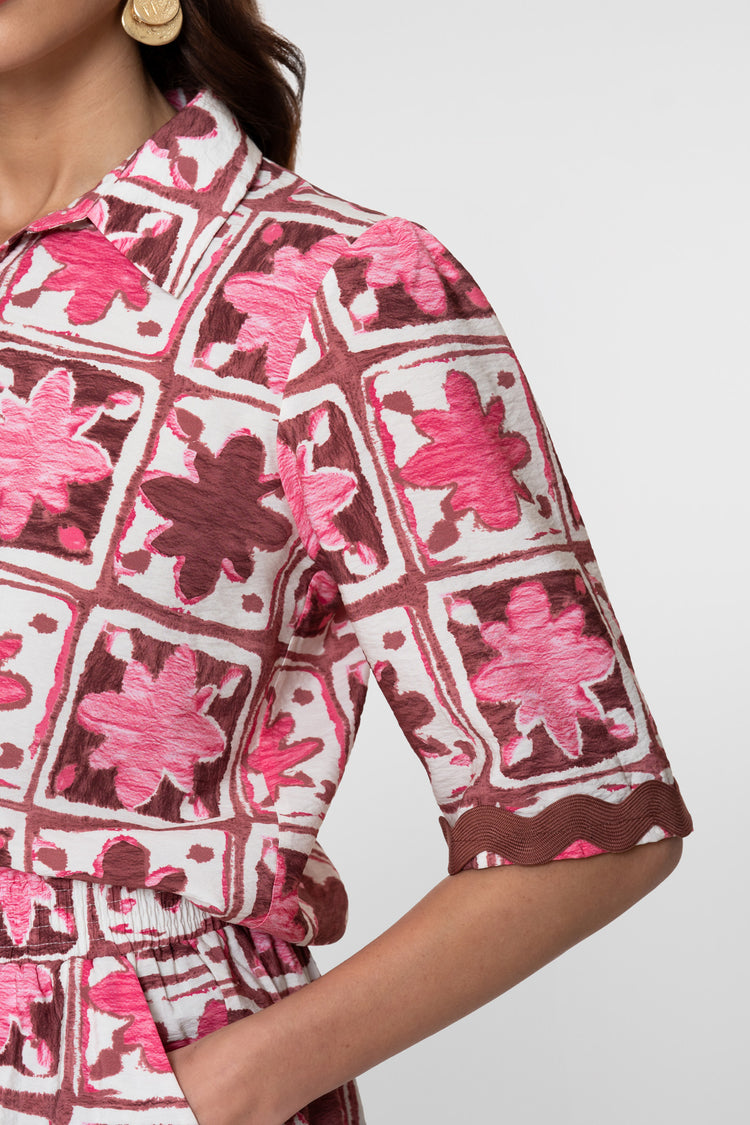 Geisha blouse met tile print en korte mouwen met detail