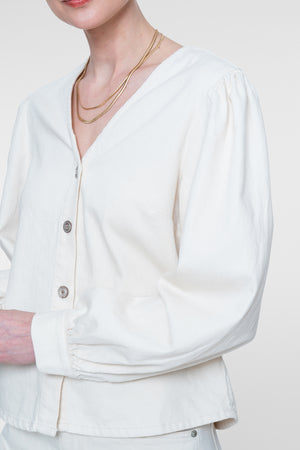 Geisha witte denim blouse met V-hals en decoratieve knoopsluiting