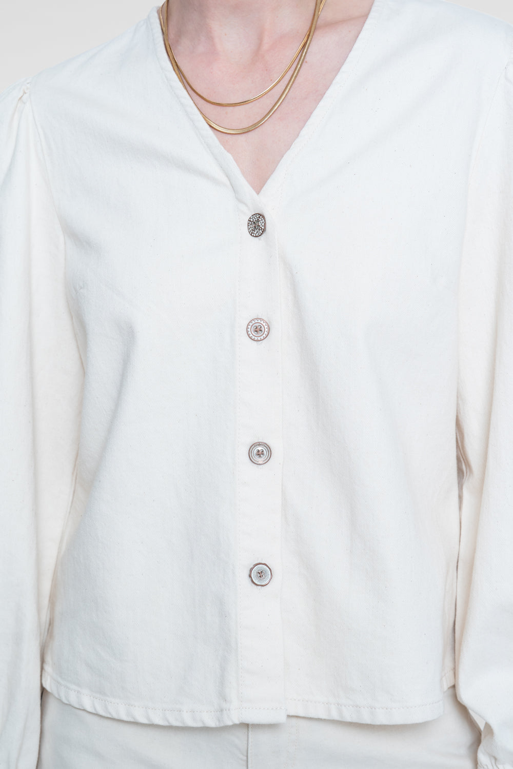 Geisha witte denim blouse met V-hals en decoratieve knoopsluiting