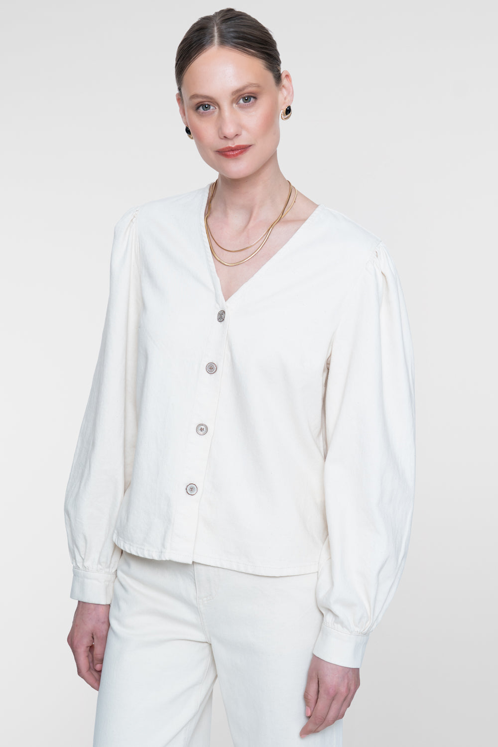 Geisha witte denim blouse met V-hals en decoratieve knoopsluiting