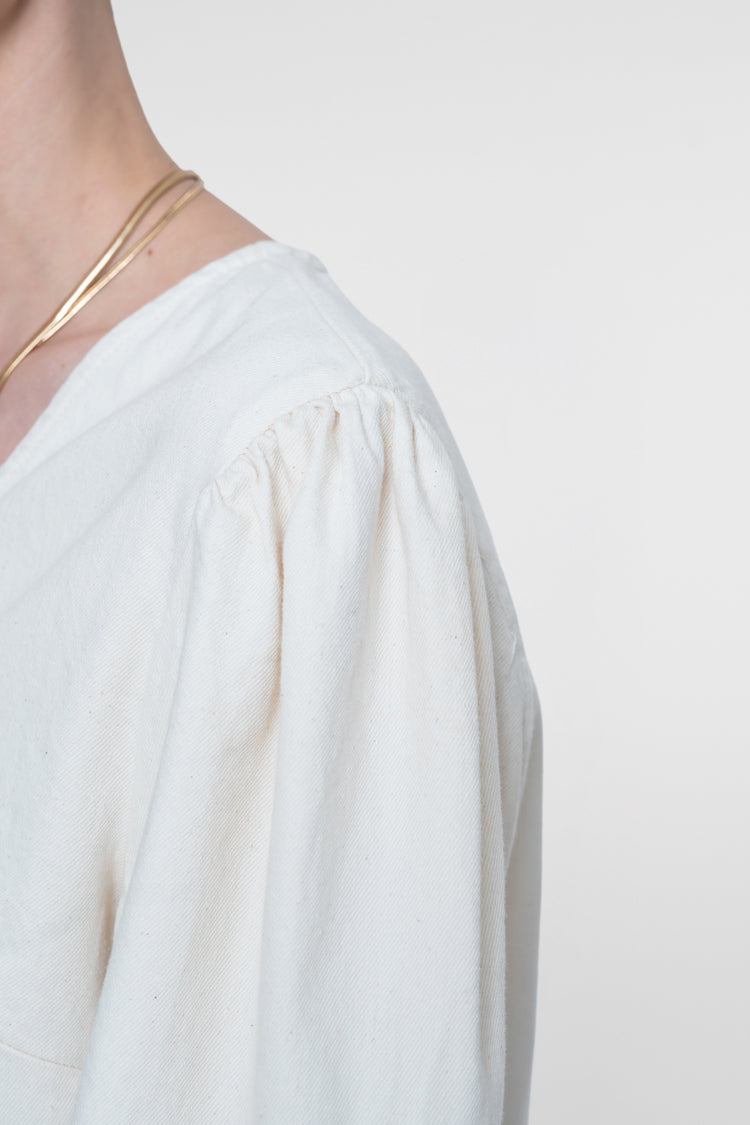 Geisha witte denim blouse met V-hals en decoratieve knoopsluiting
