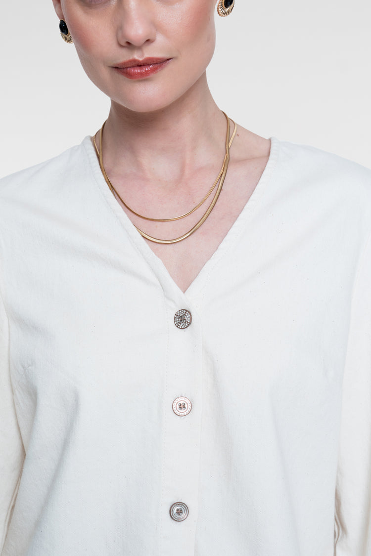 Geisha witte denim blouse met V-hals en decoratieve knoopsluiting