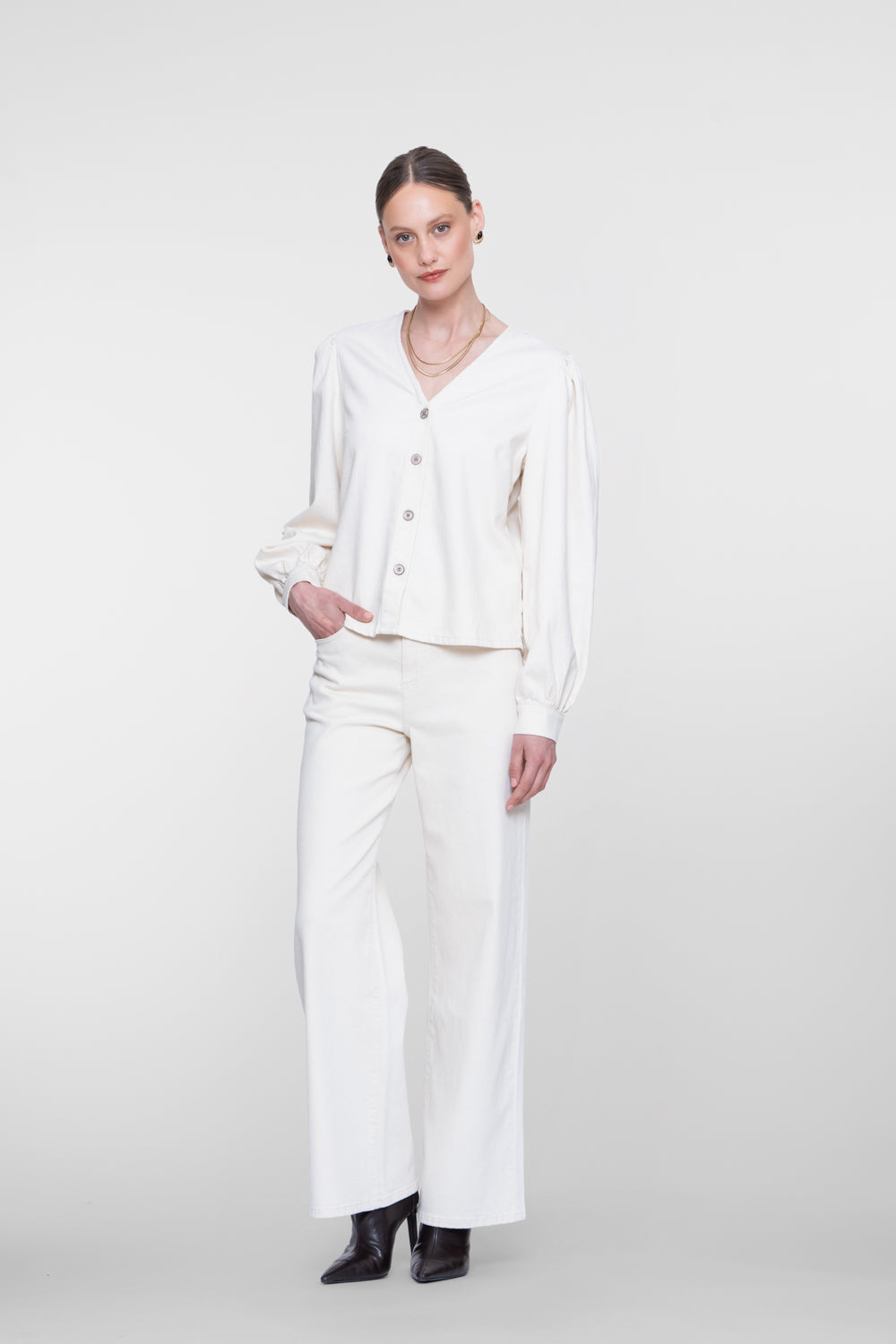 Geisha witte denim blouse met V-hals en decoratieve knoopsluiting