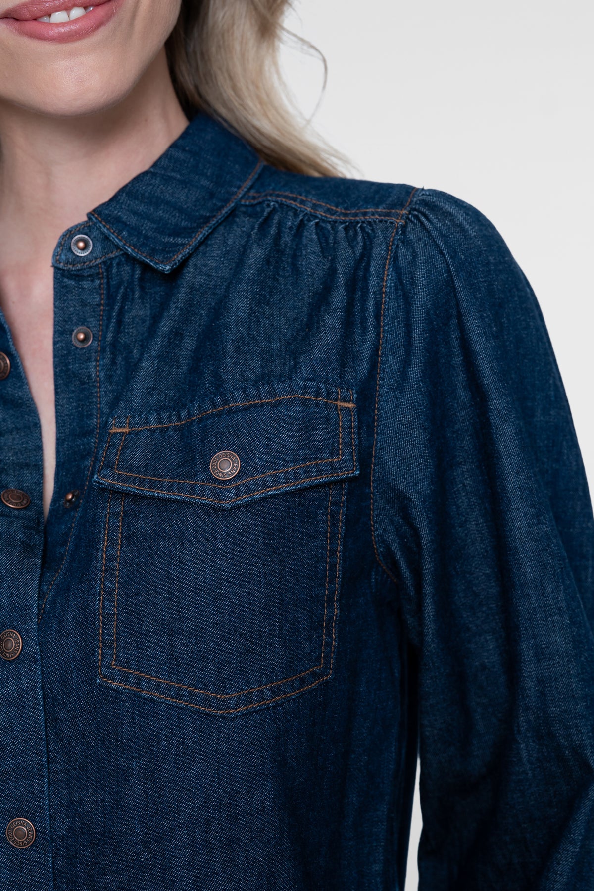 Geisha denim blouse met borstzakken en contrasterende stiksels