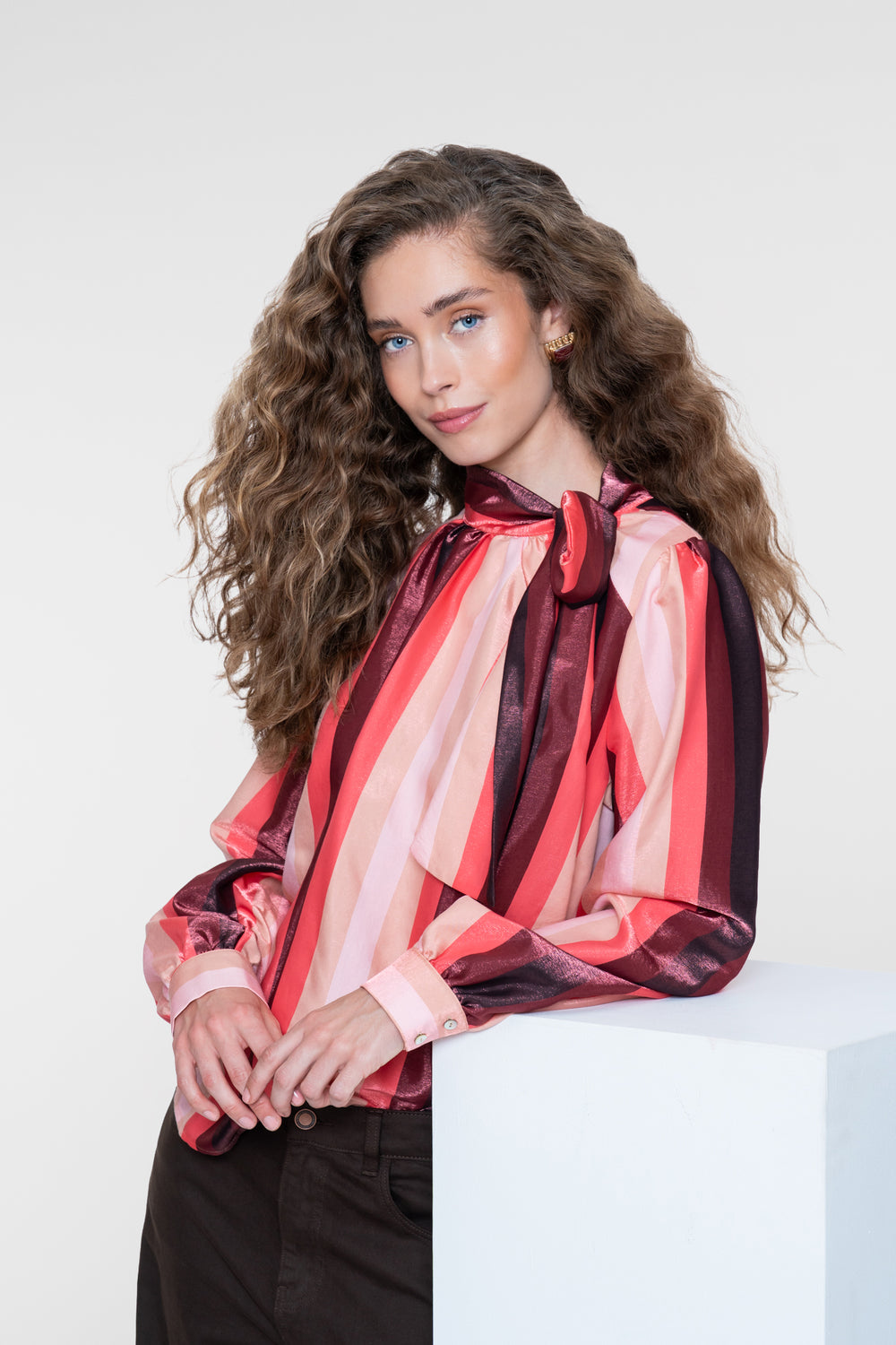 Geisha blouse met strikhals en glanzend streeppatroon