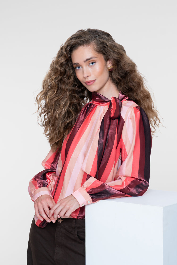 Geisha blouse met strikhals en glanzend streeppatroon