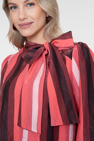 Geisha blouse met strikhals en glanzend streeppatroon