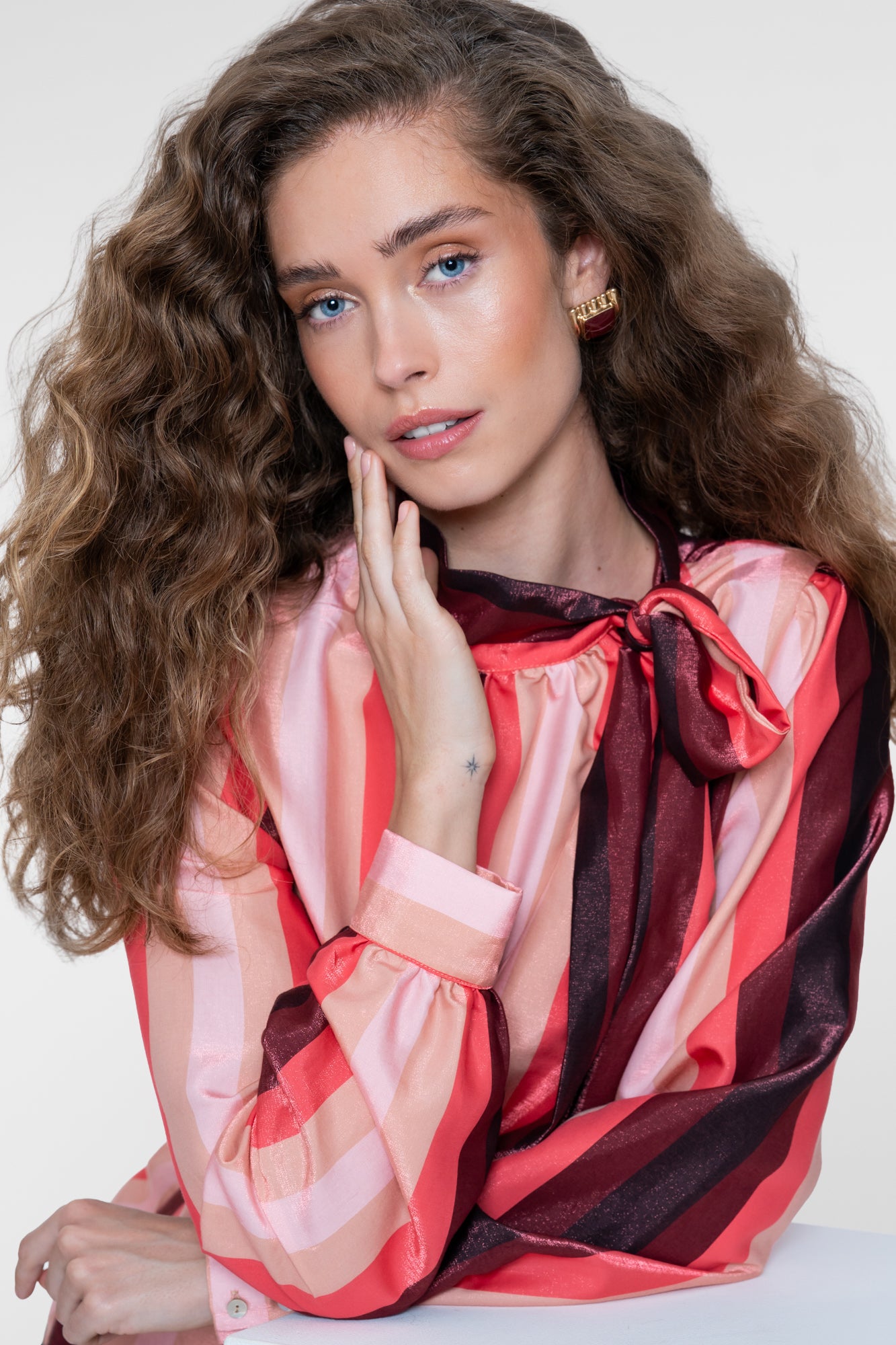 Geisha blouse met strikhals en glanzend streeppatroon