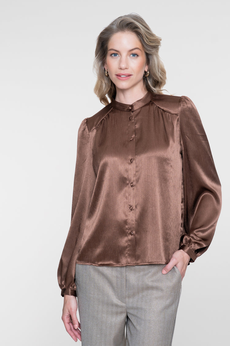 Geisha glanzende blouse met opstaande hals en subtiel pofmouwtje