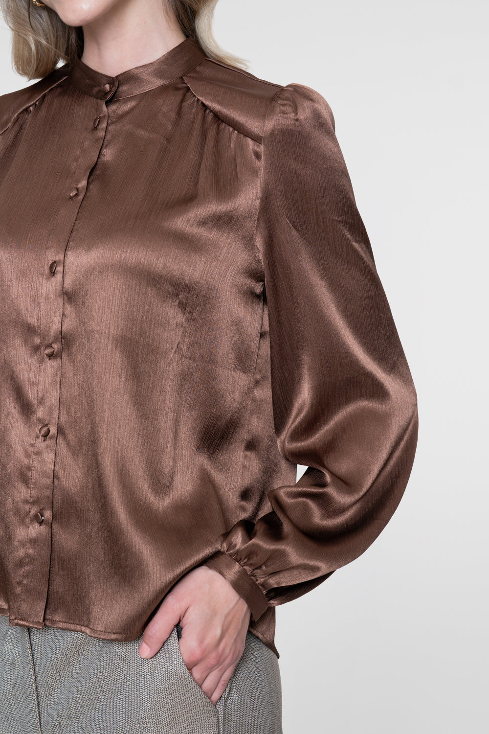 Geisha glanzende blouse met opstaande hals en subtiel pofmouwtje