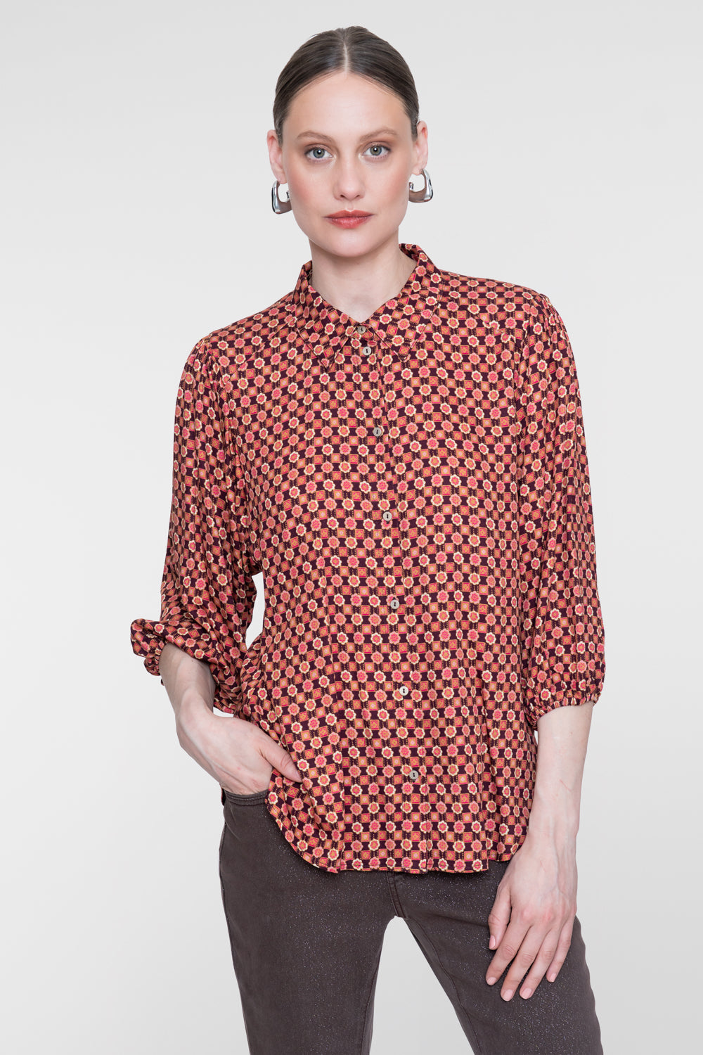 Geisha viscose blouse met grafische print en klassieke kraag – Shop de look