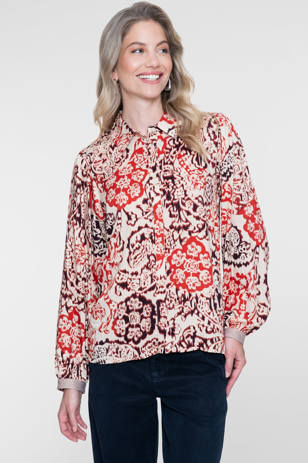 Geisha blouse met klassieke kraag en sierlijke print