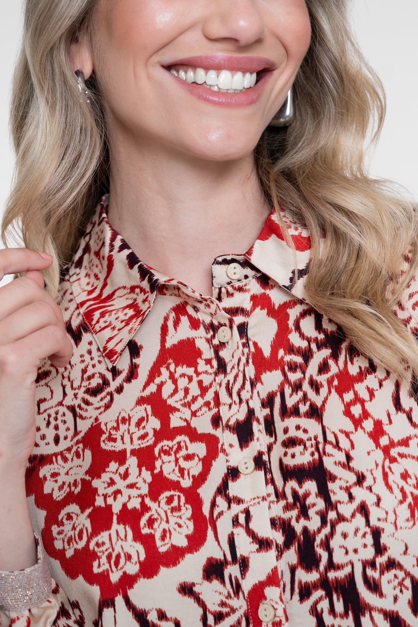 Geisha blouse met klassieke kraag en sierlijke print