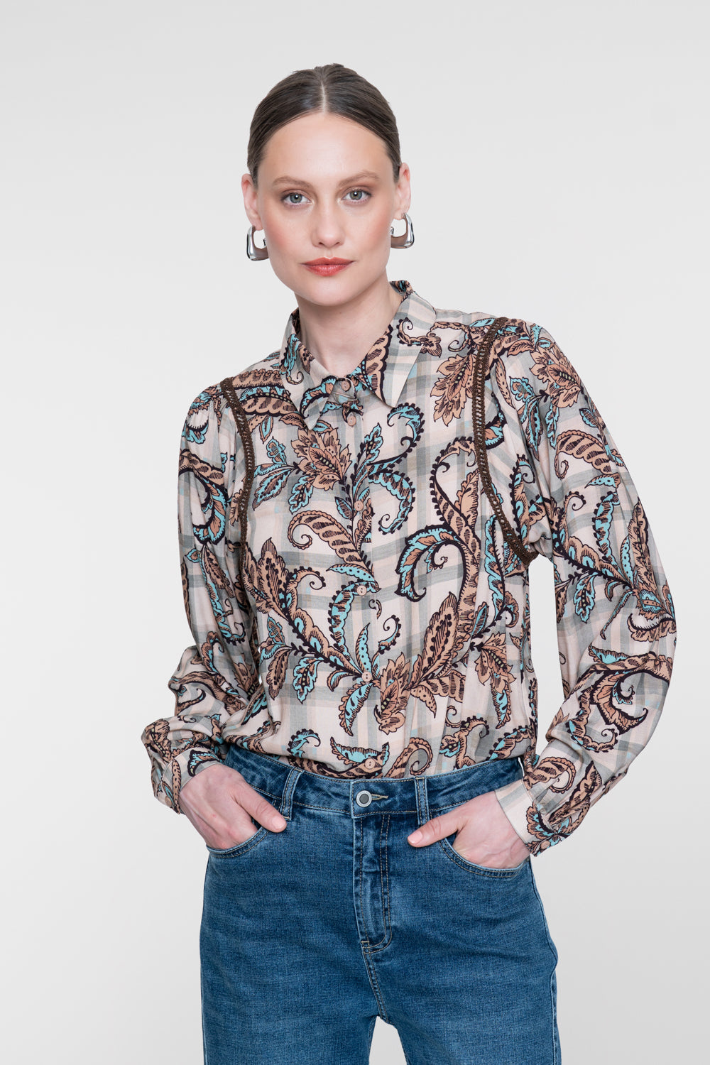 Geisha blouse met paisleyprint en sierlijke details