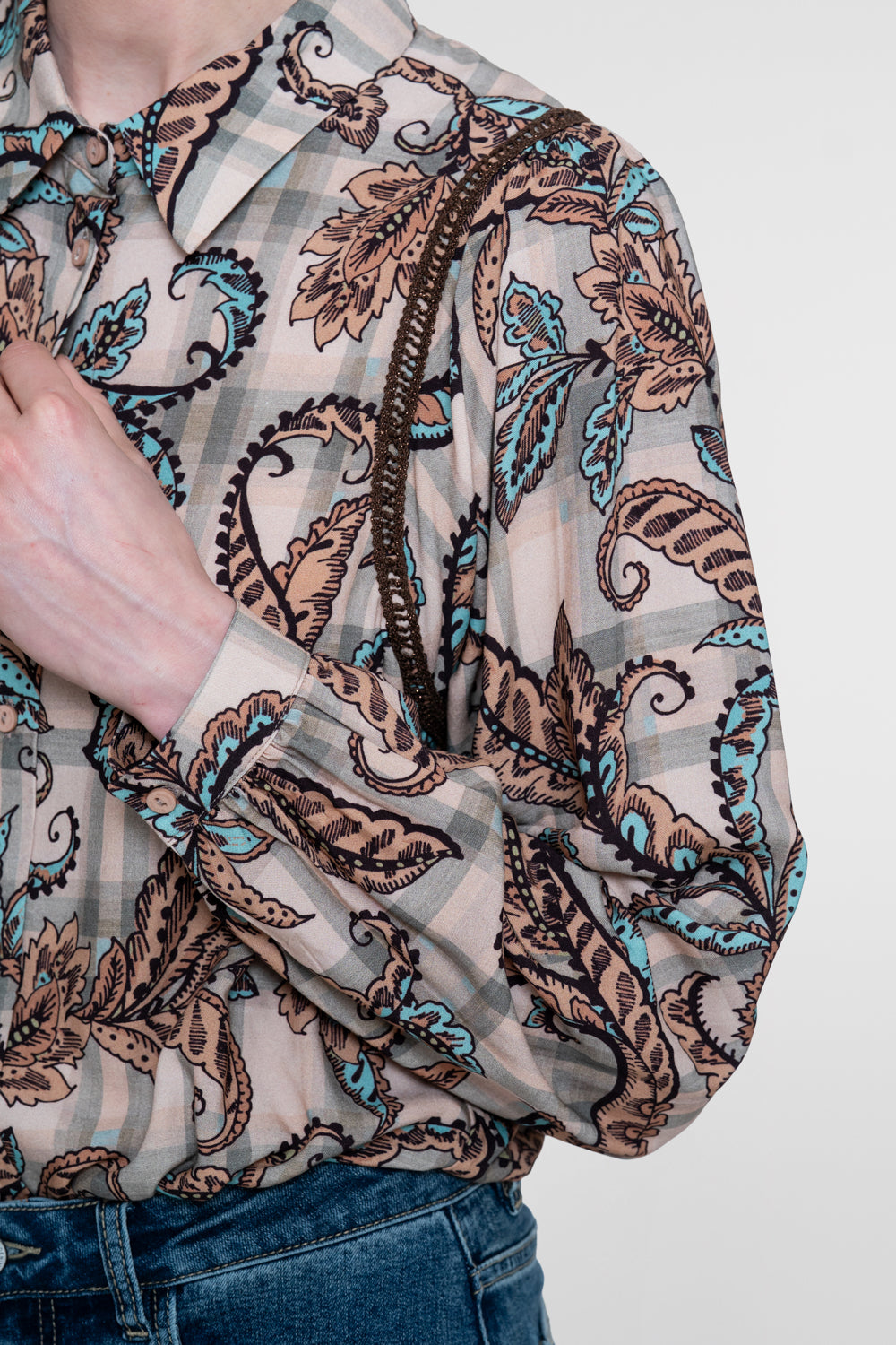 Geisha blouse met paisleyprint en sierlijke details