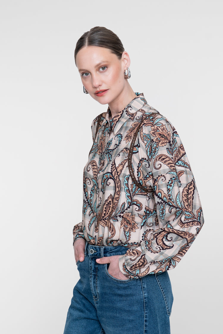 Geisha blouse met paisleyprint en sierlijke details