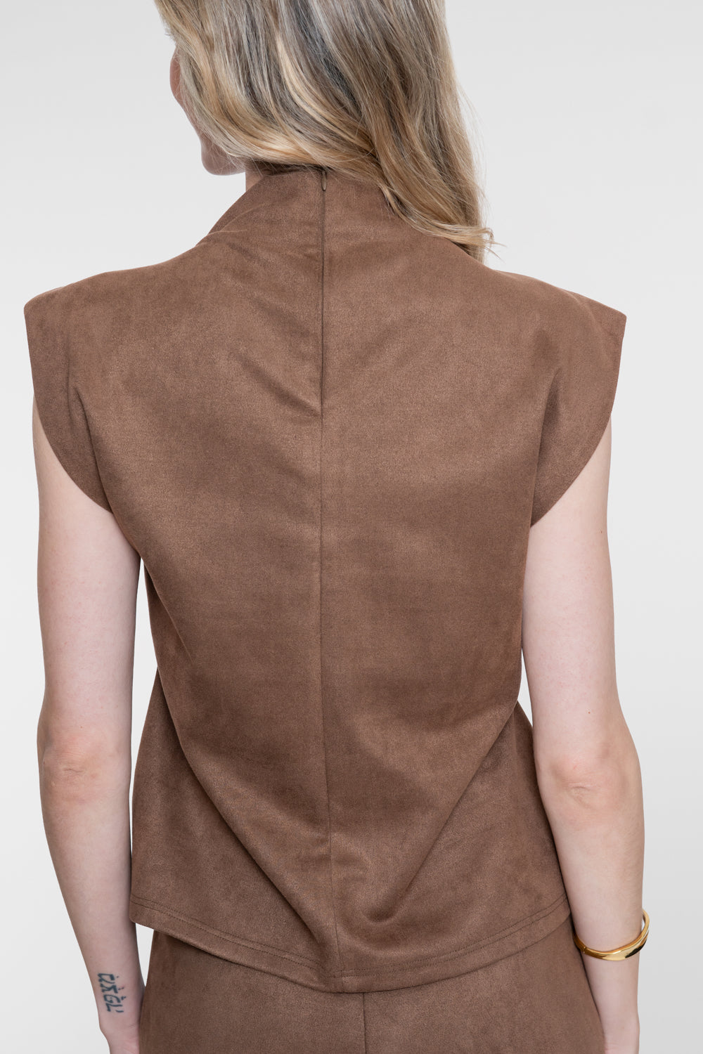 Geisha top met watervalhals en strikceintuur in suède look