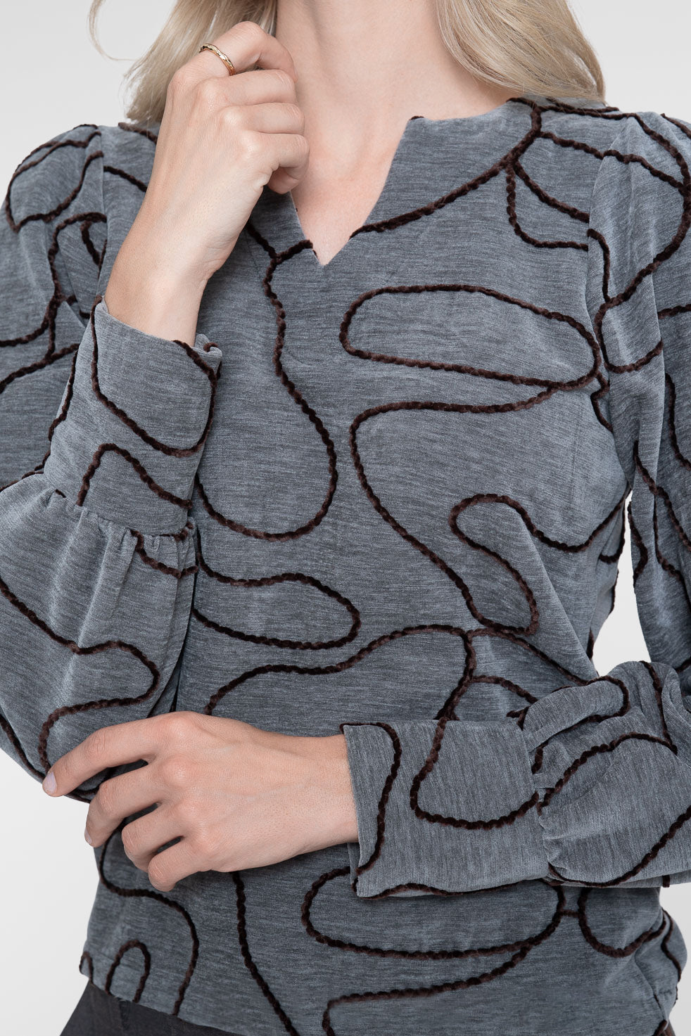 Geisha top met grafische lijnprint en V-snit