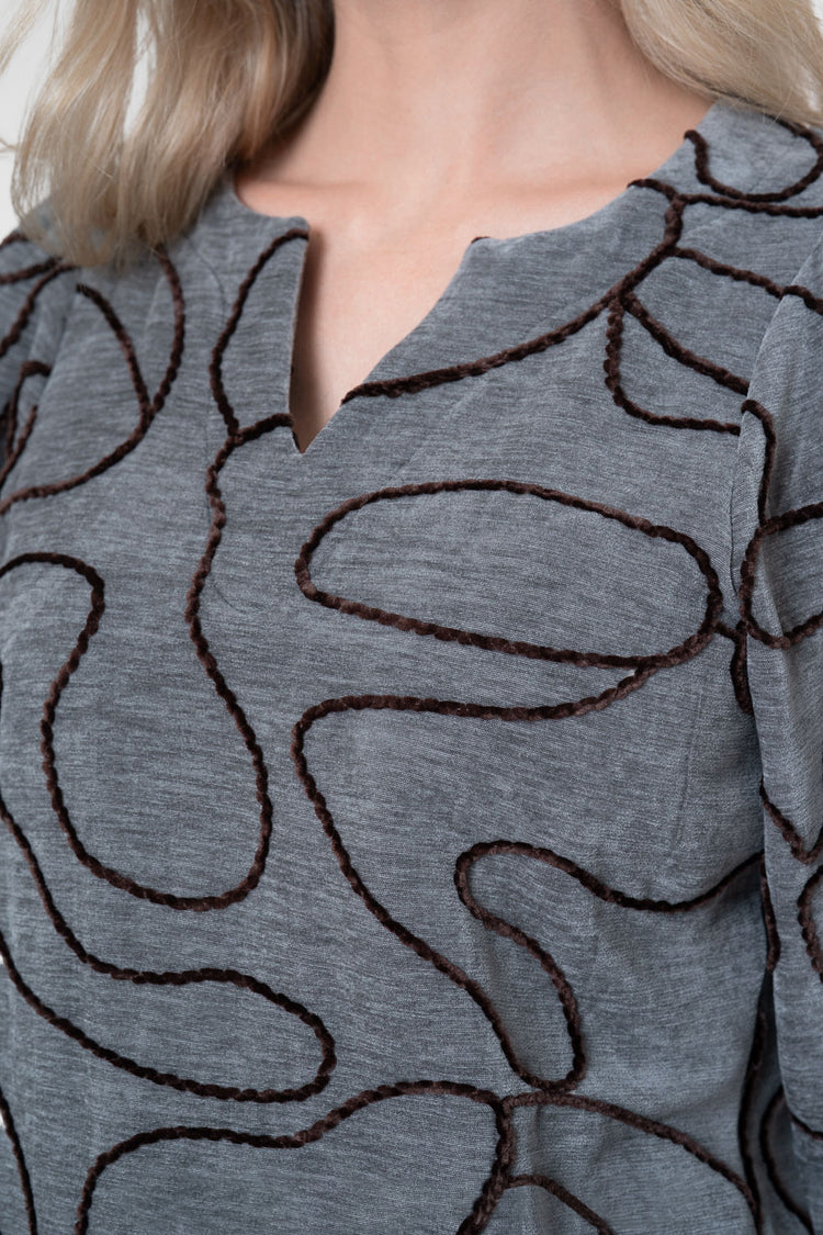 Geisha top met grafische lijnprint en V-snit