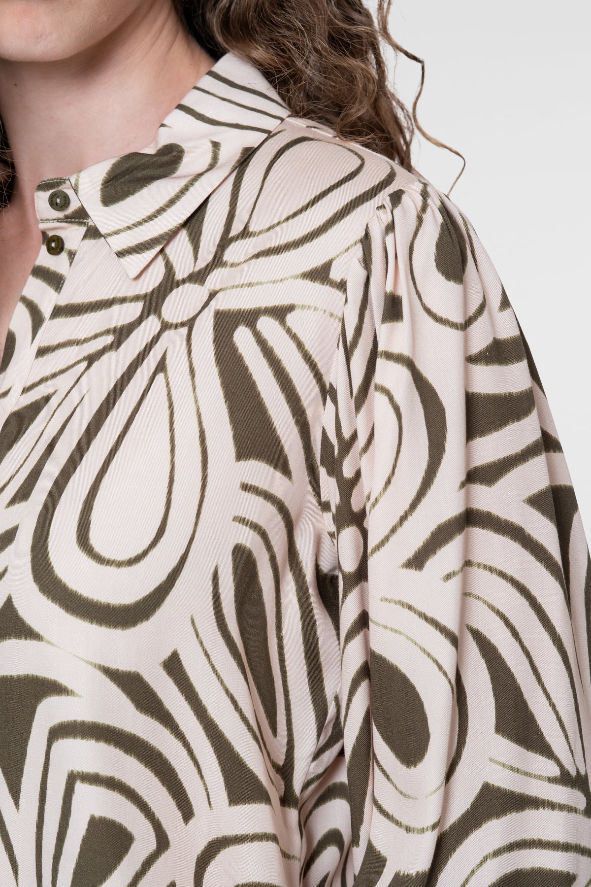 Geisha blouse met grafische print in moss groen en zand