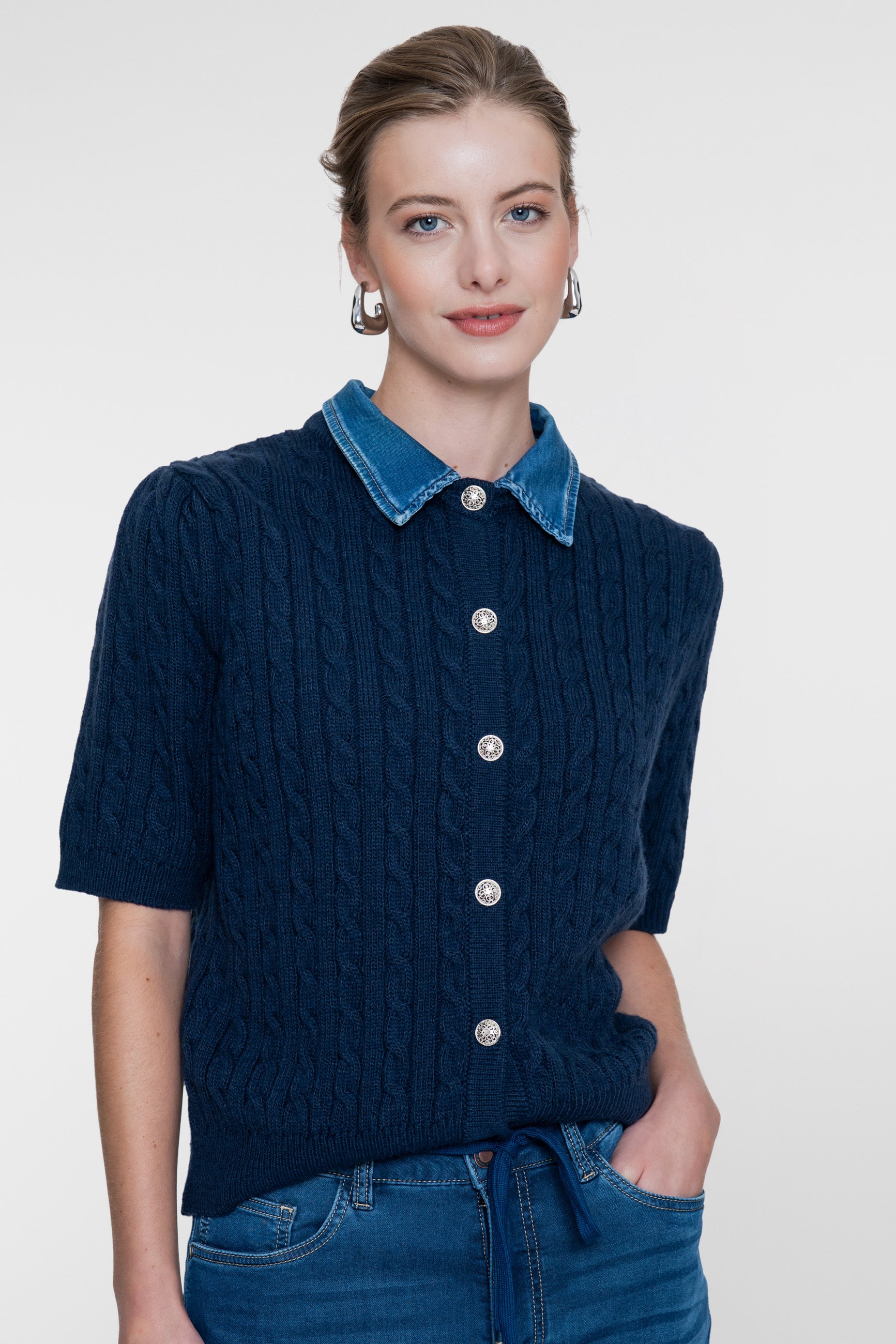 Geisha cardigan met denim contrastkraag en kabelstructuur