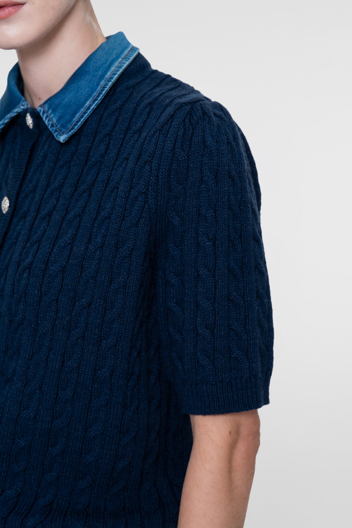 Geisha cardigan met denim contrastkraag en kabelstructuur