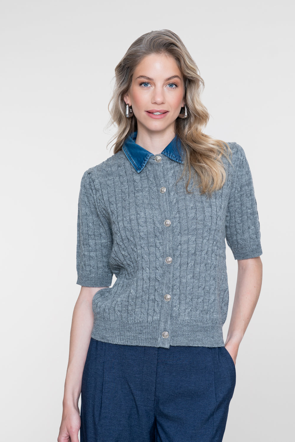 Geisha gebreid vest met kabelstructuur en denimkraag
