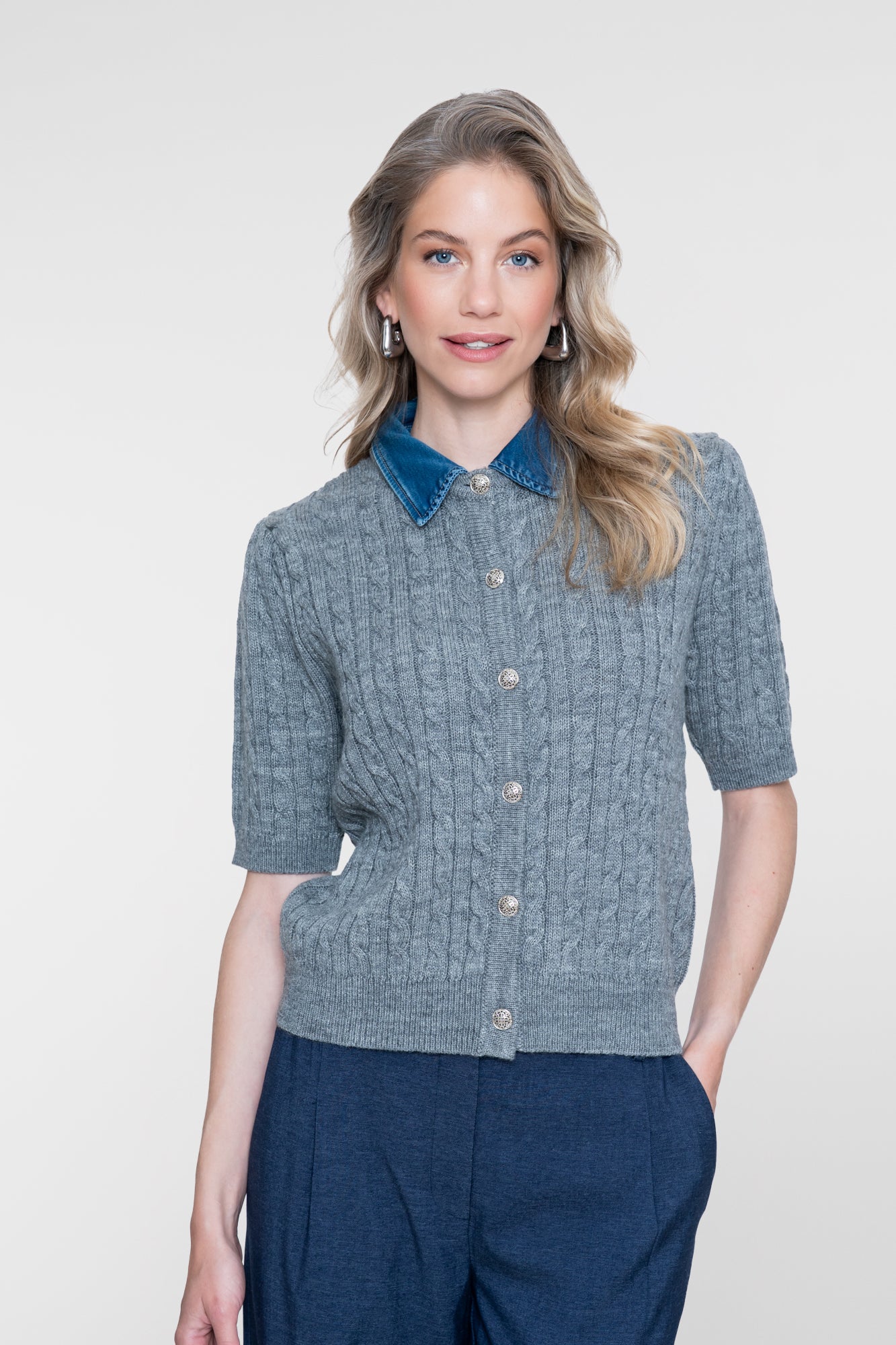 Geisha gebreid vest met kabelstructuur en denimkraag