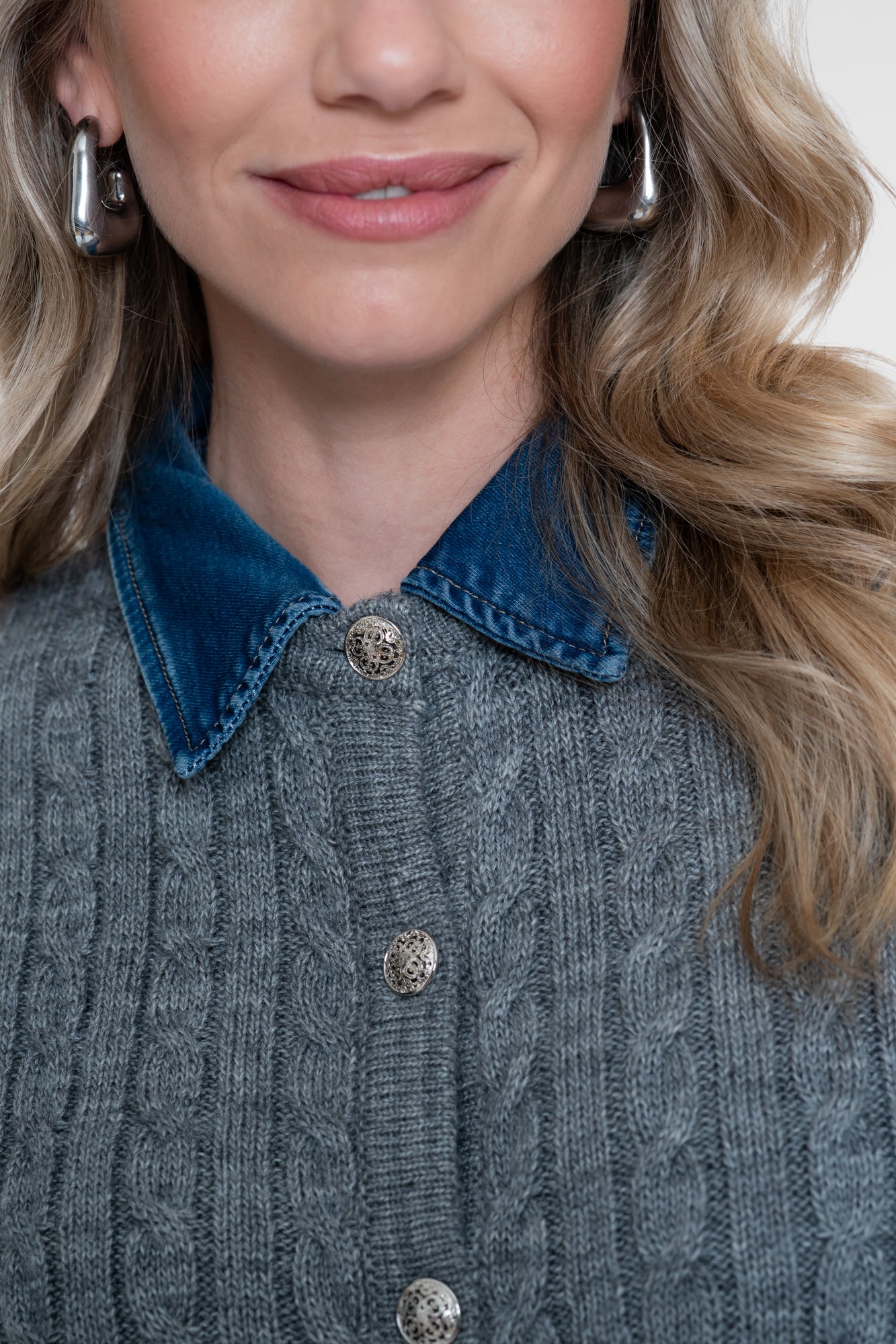 Geisha gebreid vest met kabelstructuur en denimkraag