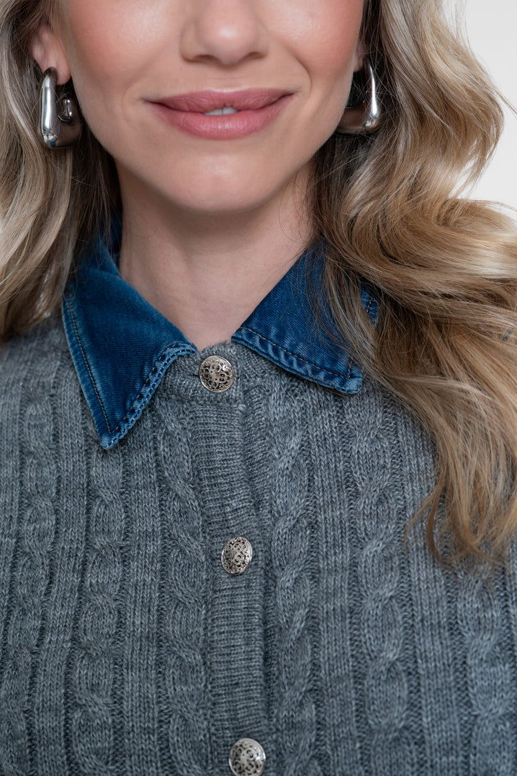 Geisha gebreid vest met kabelstructuur en denimkraag
