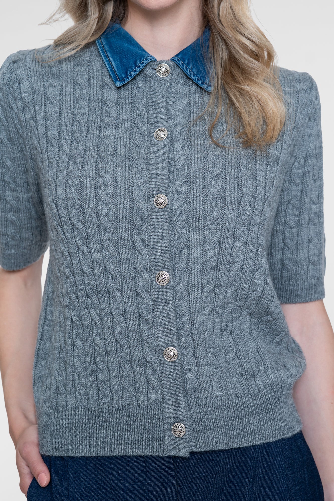 Geisha gebreid vest met kabelstructuur en denimkraag
