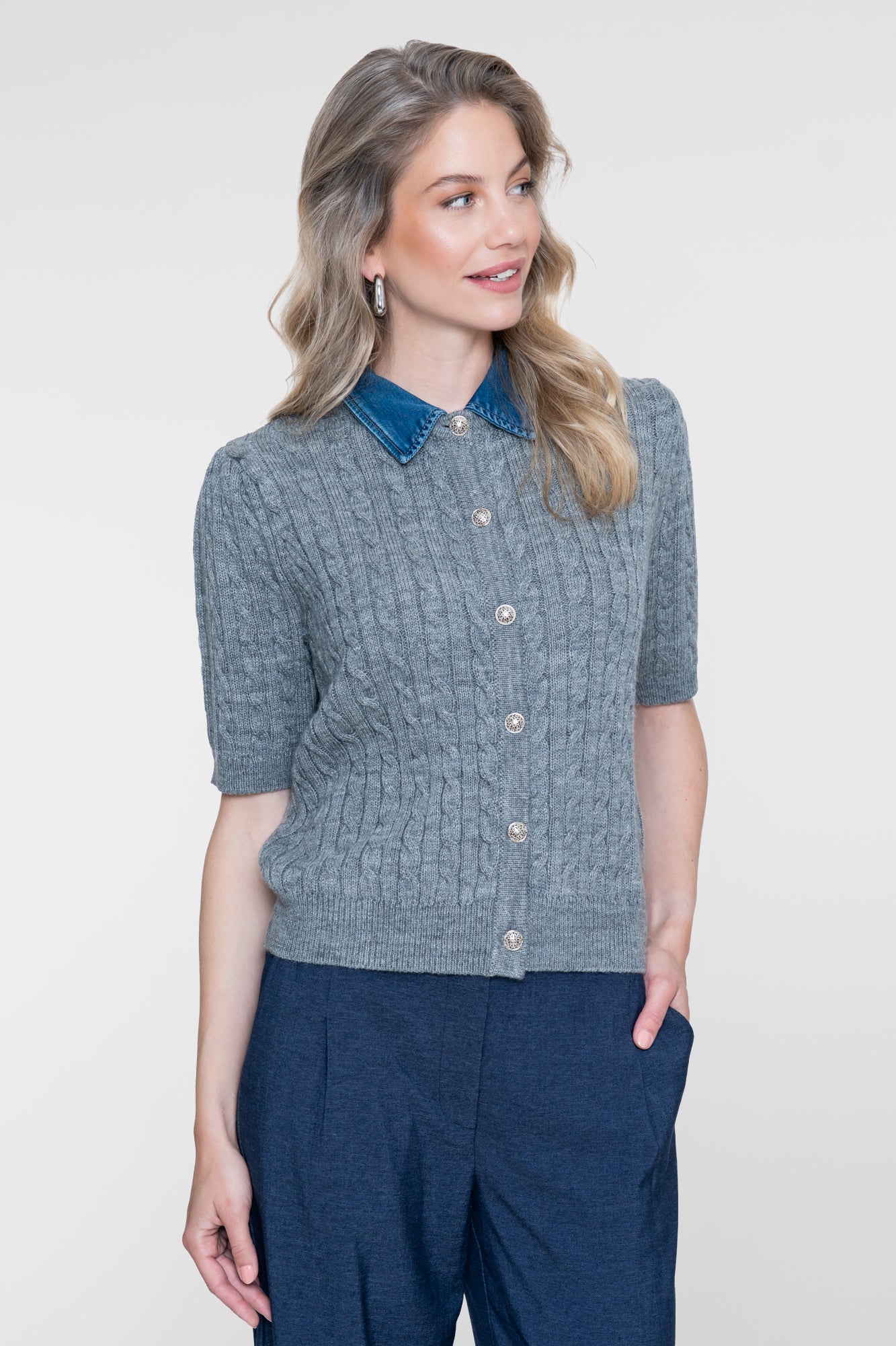 Geisha gebreid vest met kabelstructuur en denimkraag