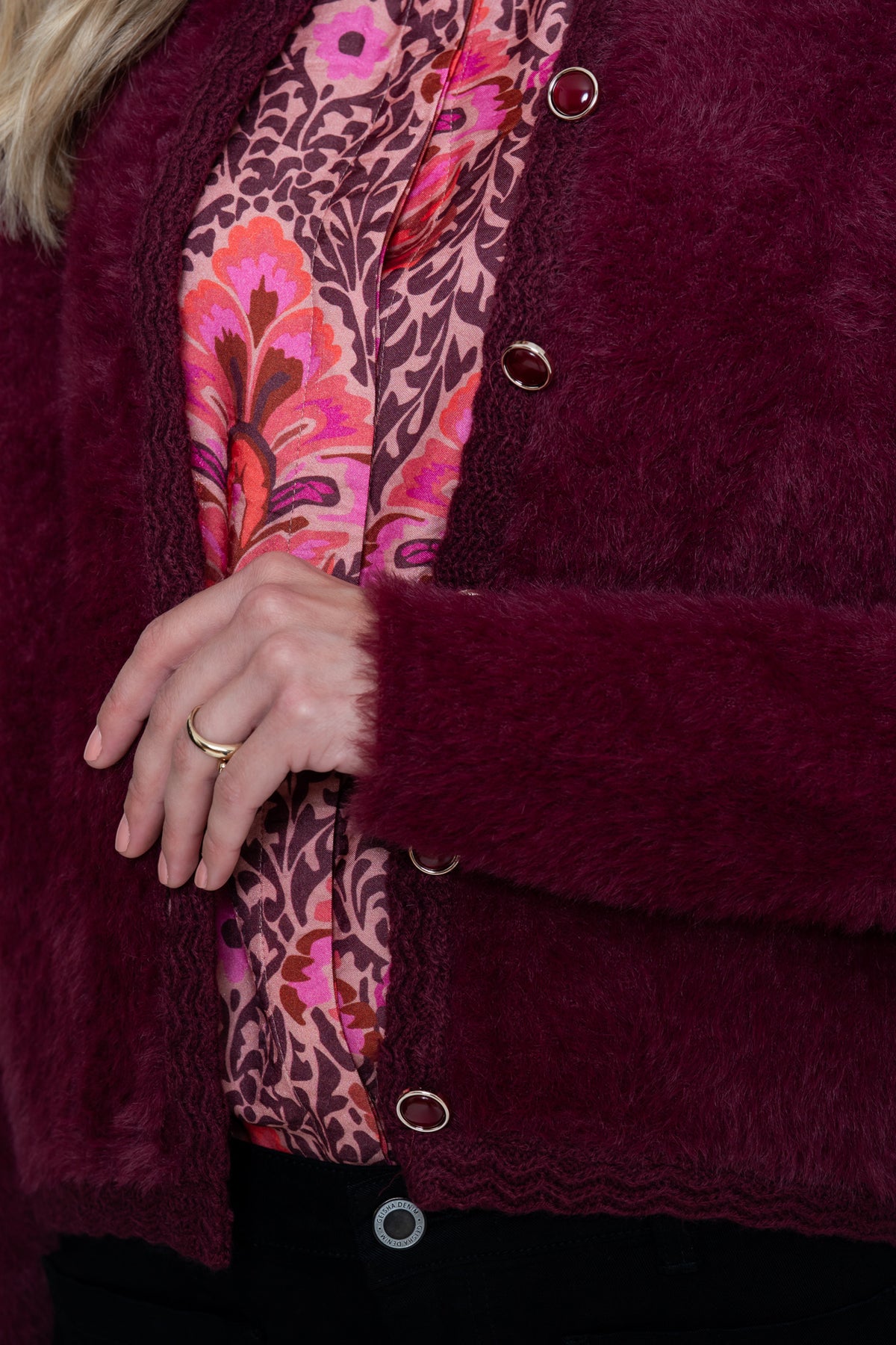 Geisha fluffy vest met sierknopen
