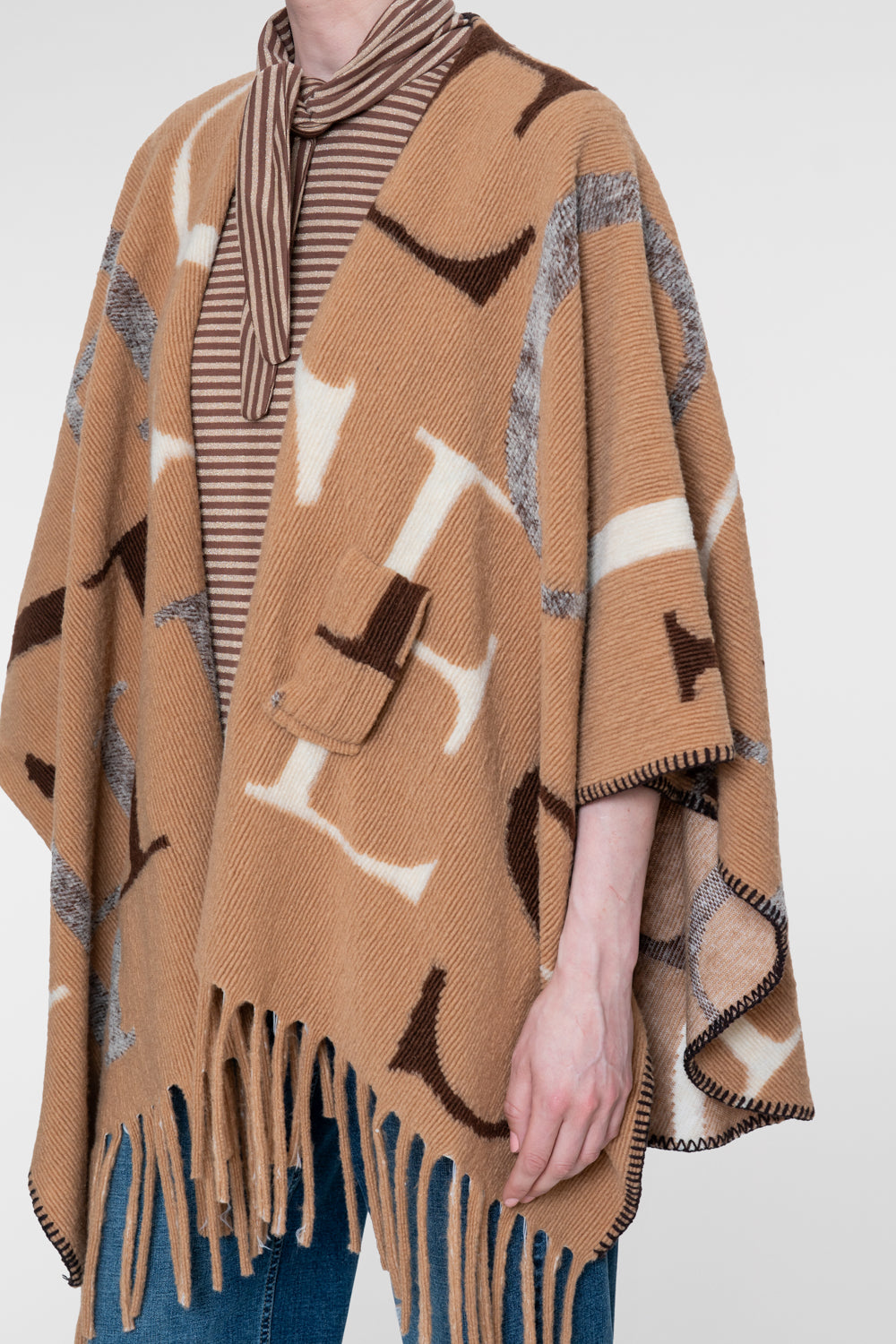 Geisha poncho met grafisch dessin en franjes