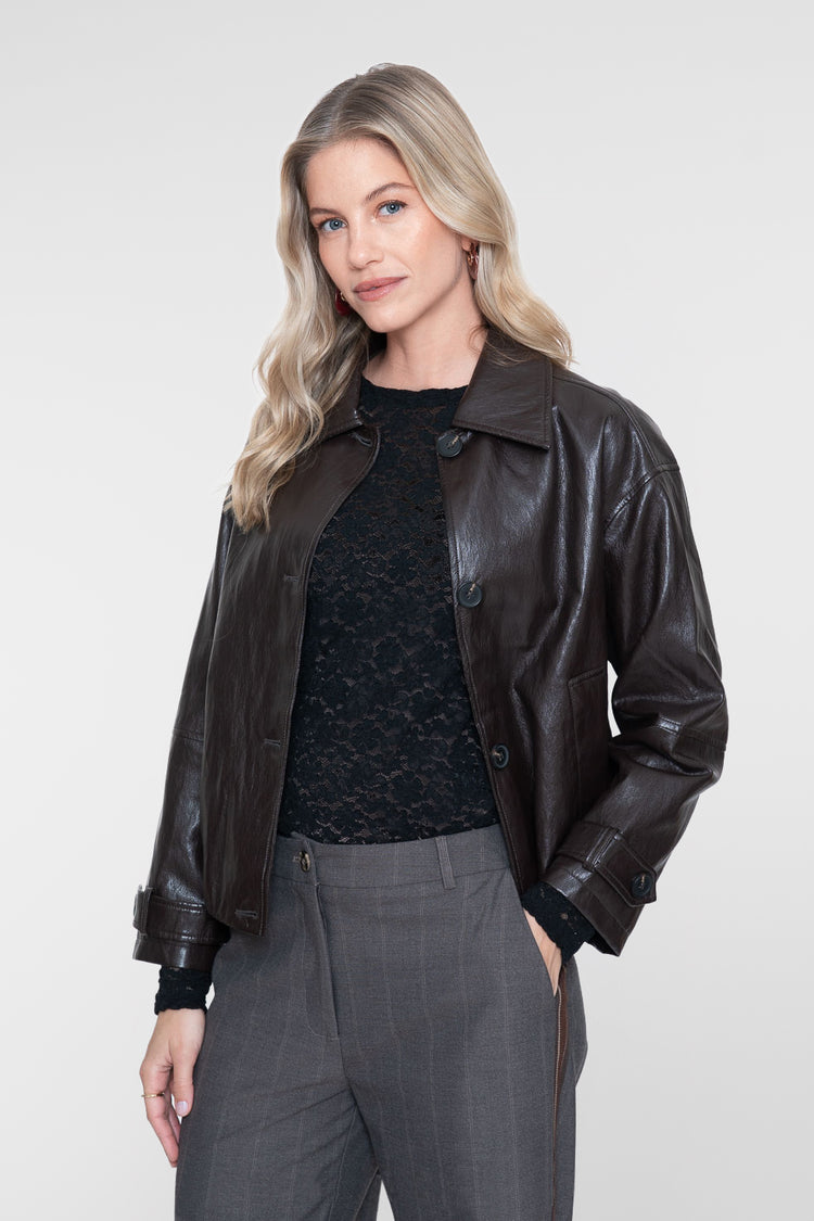 Geisha kort PU jack met stoere details en ballonfit