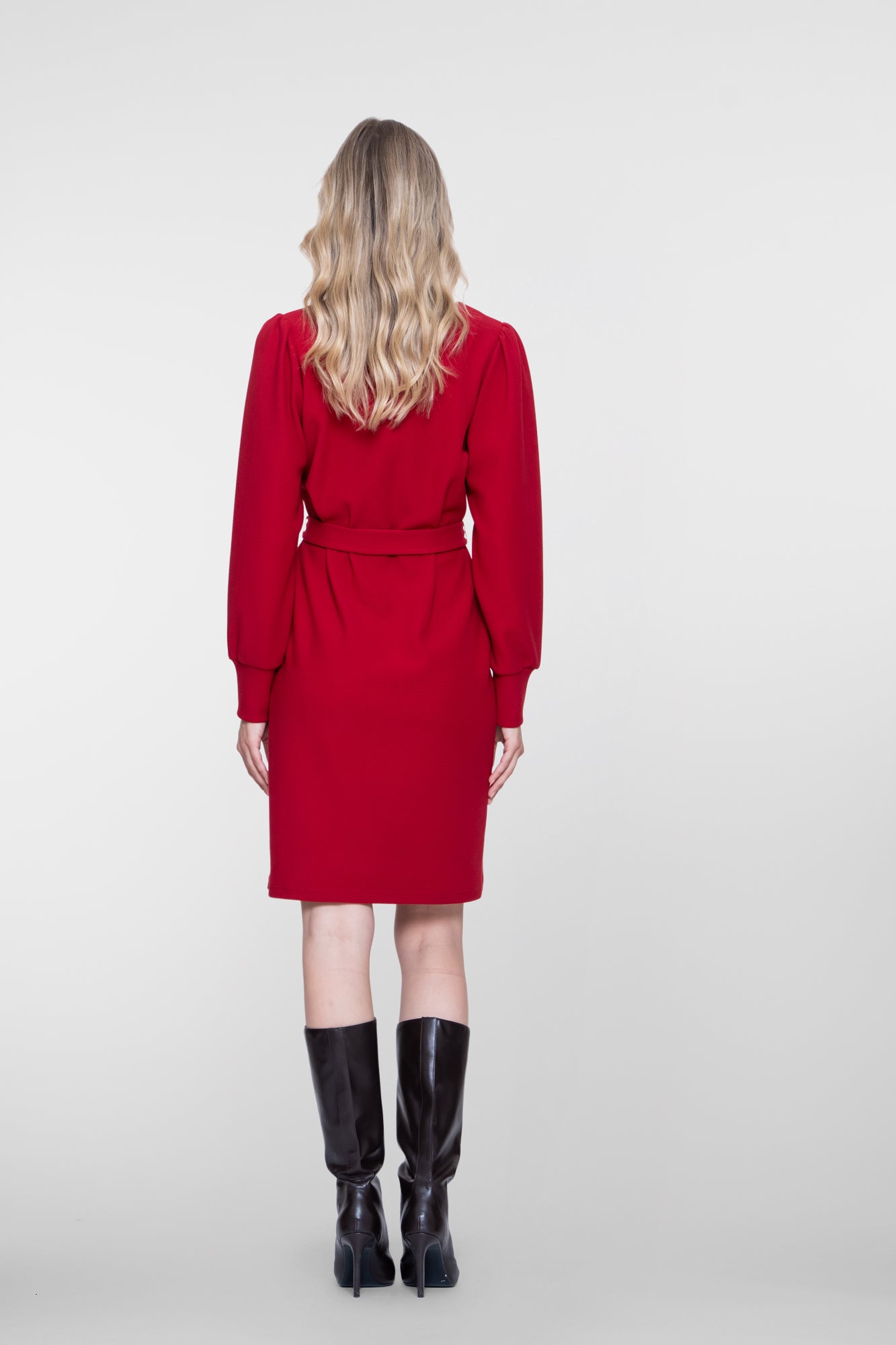 Geisha rode jurk met strikceintuur en elegante halslijn