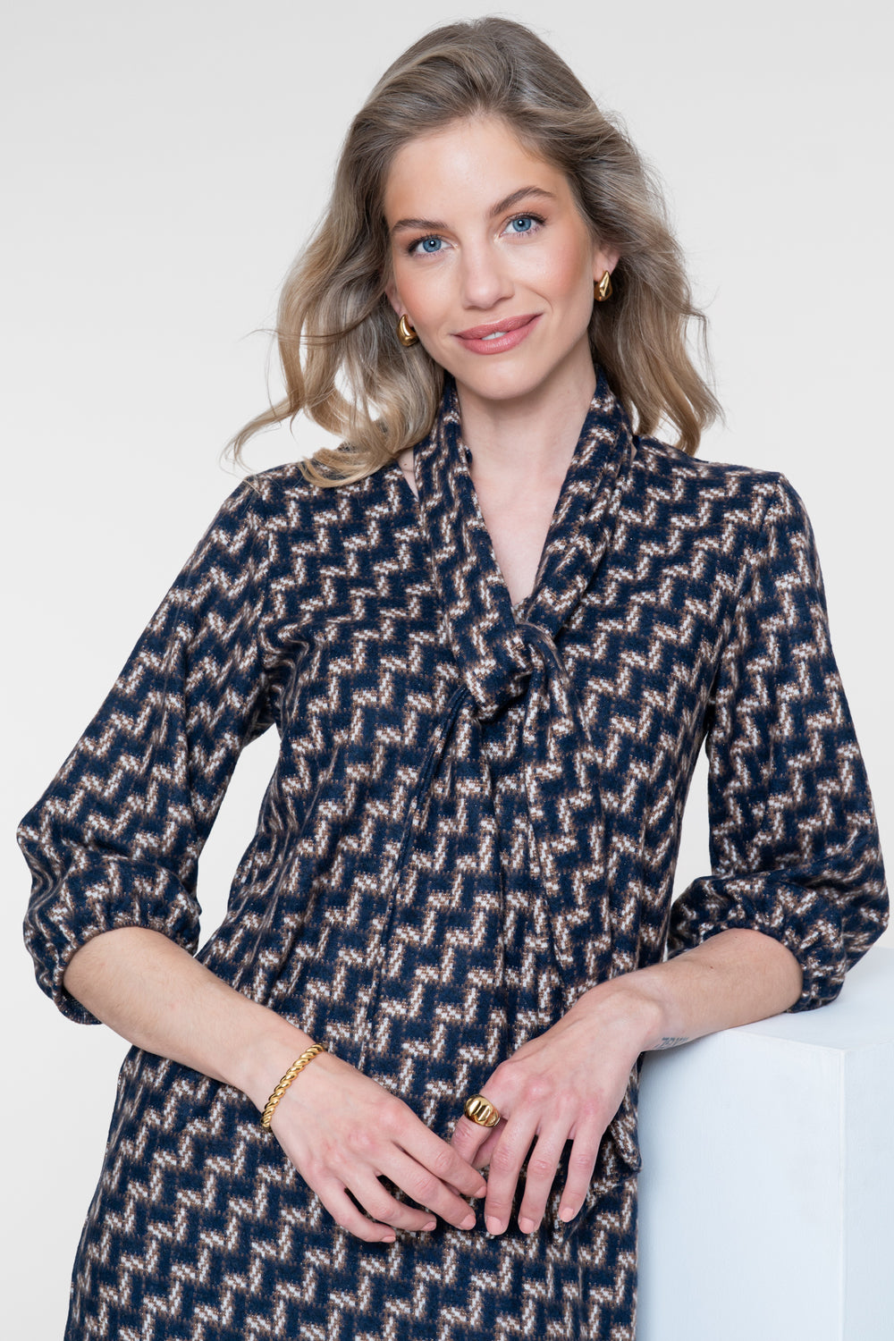 Geisha jurk met geometrische print en afneembaar sjaaltje