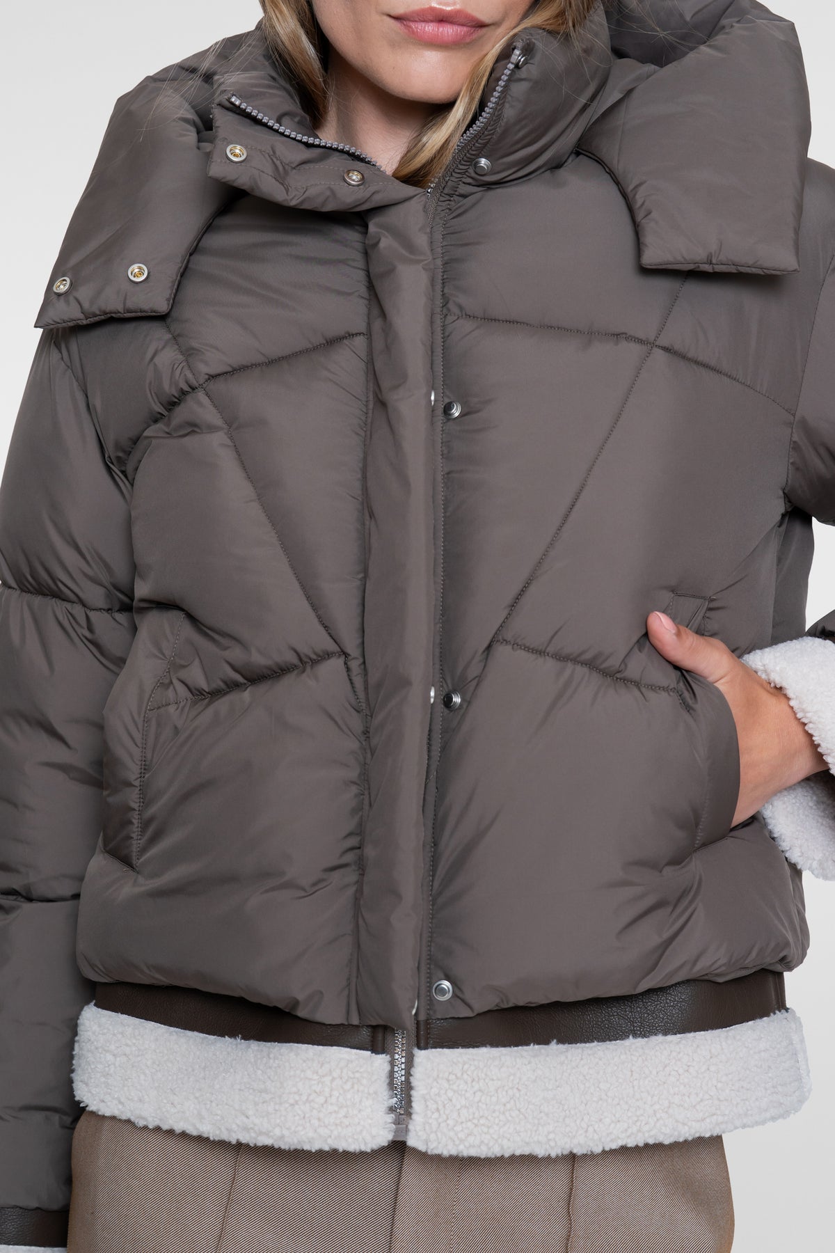 Geisha winterjas kort met teddy details en opstaande capuchon