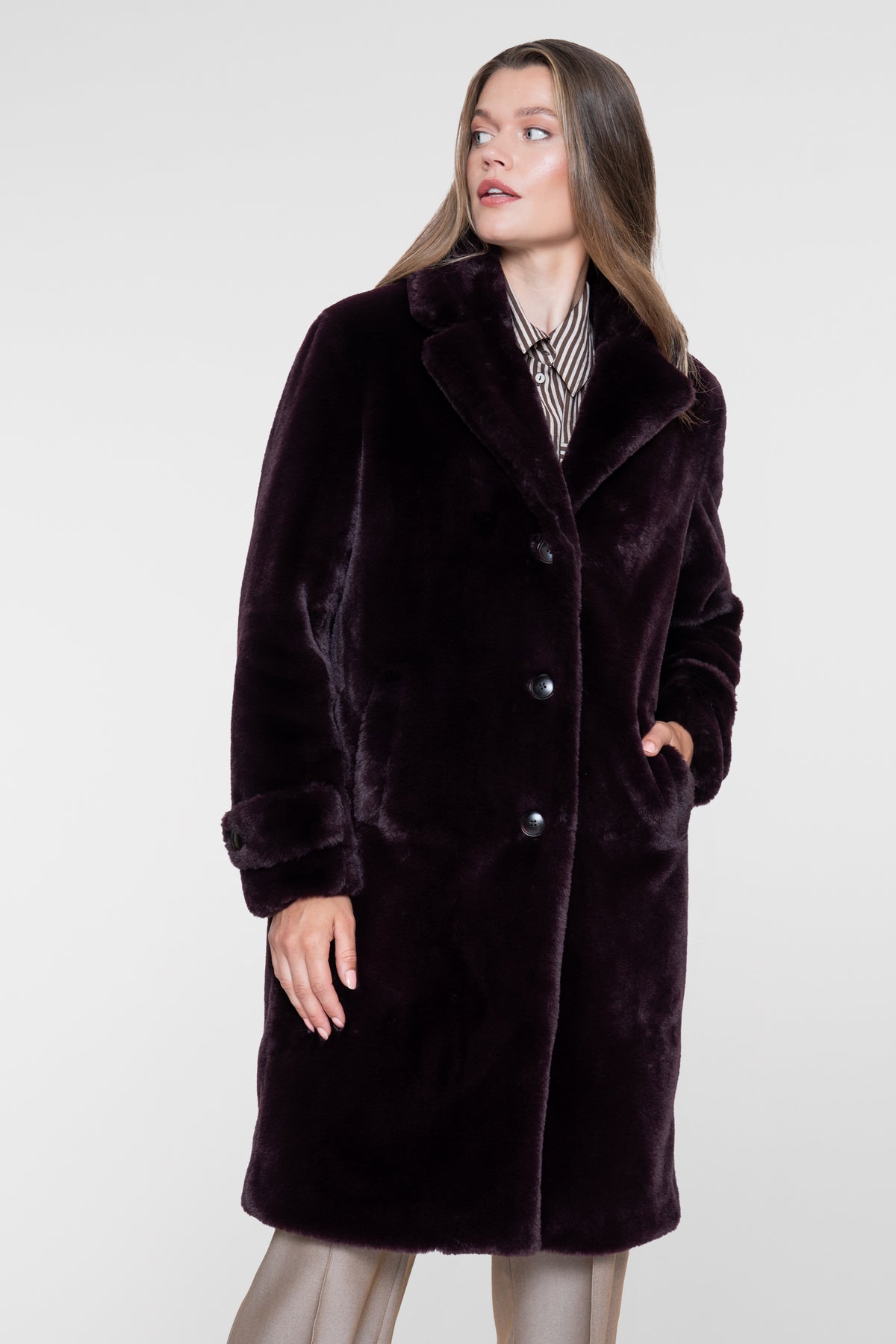 Geisha Fur look mantel in burgundy met knoopsluiting