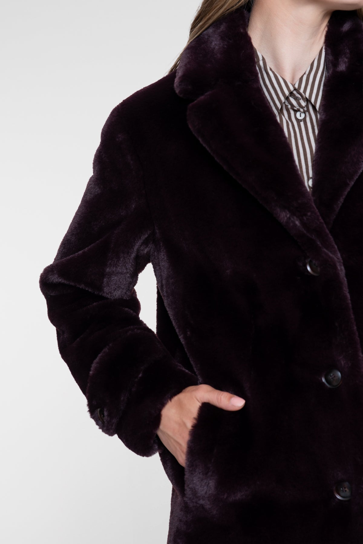 Geisha Fur look mantel in burgundy met knoopsluiting
