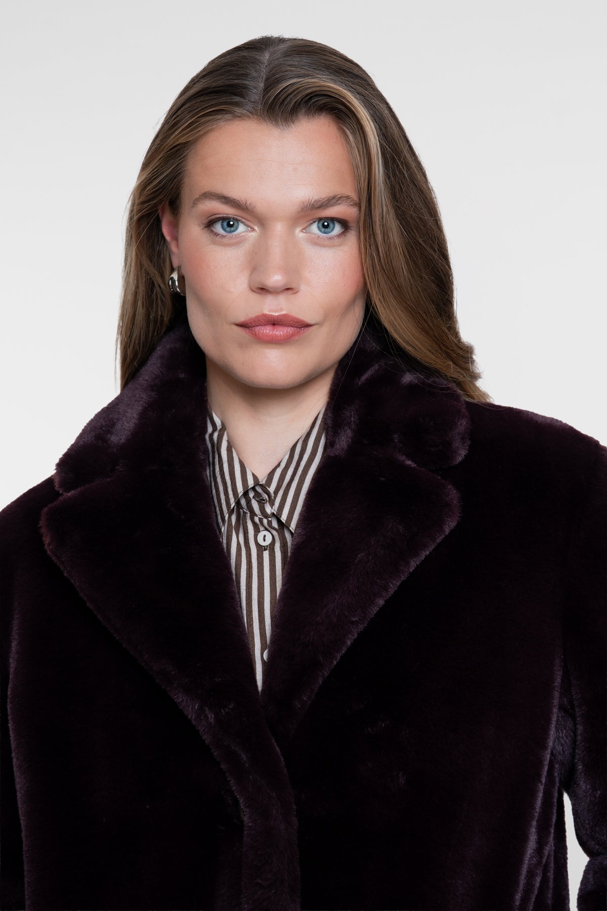 Geisha Fur look mantel in burgundy met knoopsluiting
