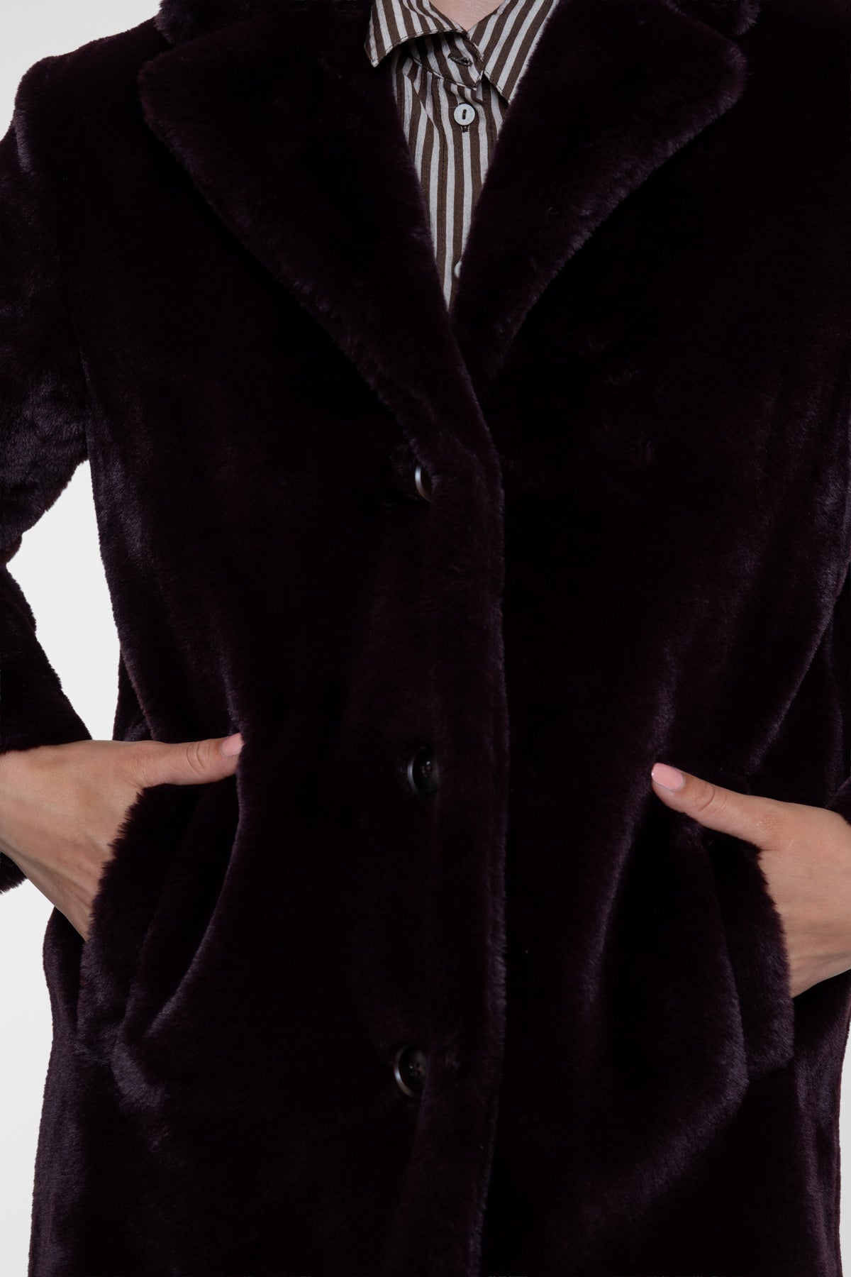 Geisha Fur look mantel in burgundy met knoopsluiting