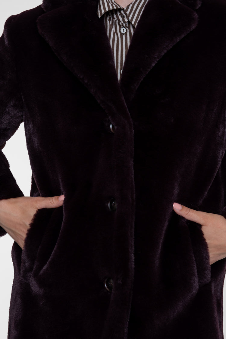 Geisha Fur look mantel in burgundy met knoopsluiting