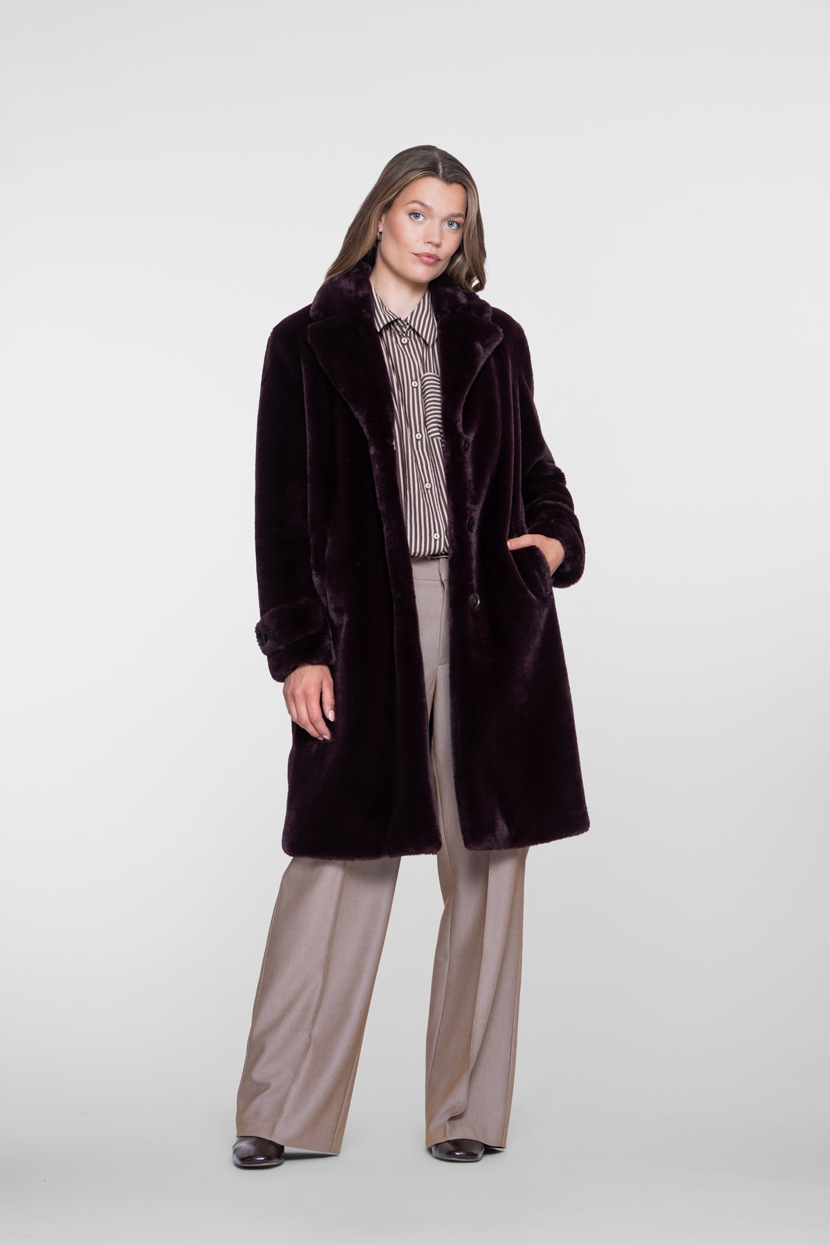 Geisha Fur look mantel in burgundy met knoopsluiting